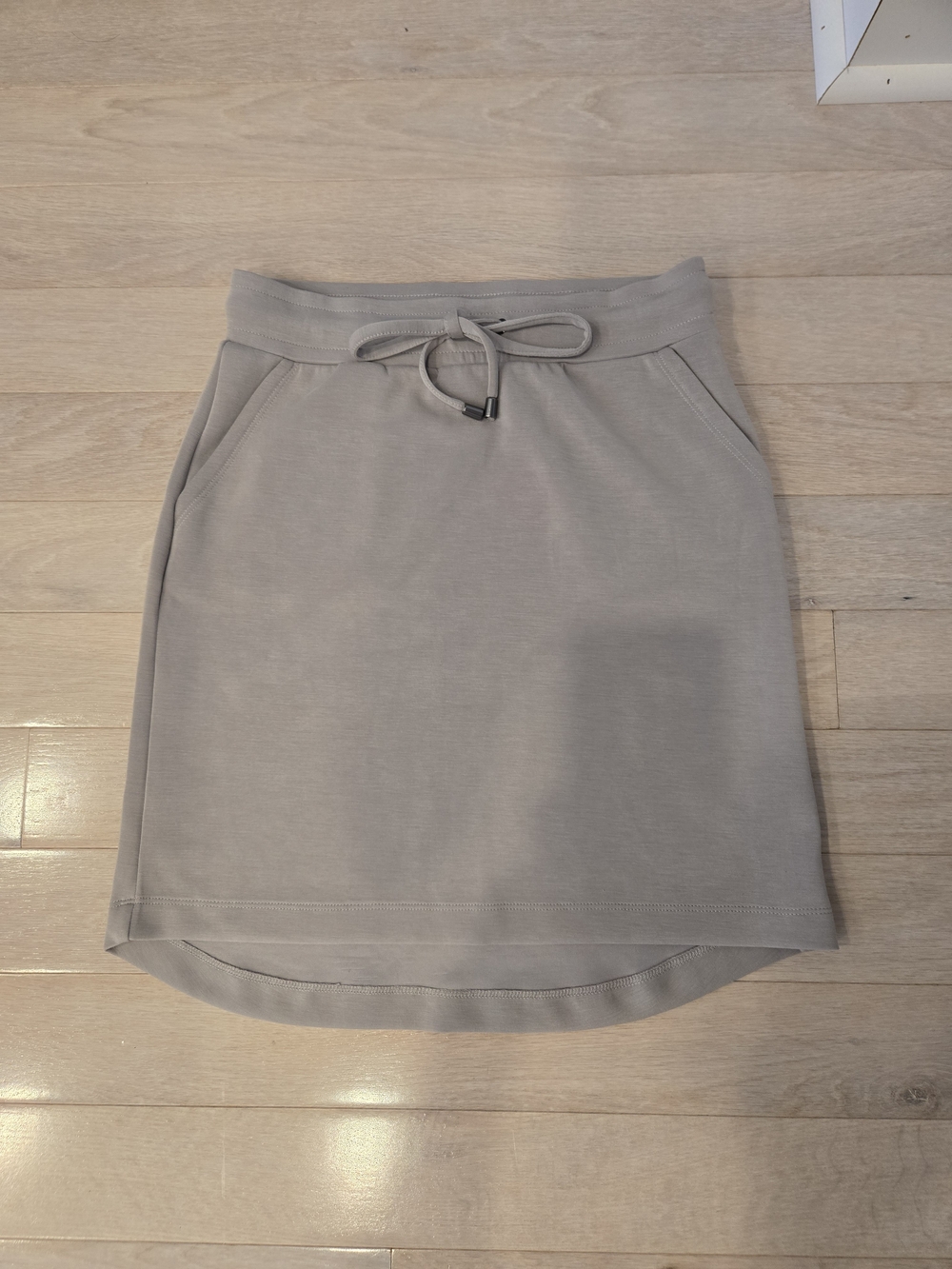 SO SOFT! NEVER WORN. Cable And Gauge, Sport Skirt in Light Gray